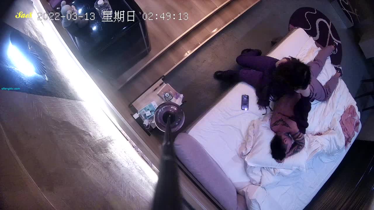 上帝视角窥视刚破处的大奶妹约男友搞半天进不去